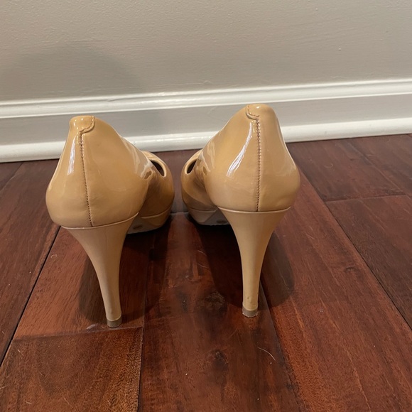 Vince Camuto Patent Leather Nude Pumps - 7.5 - Picture 5 of 6